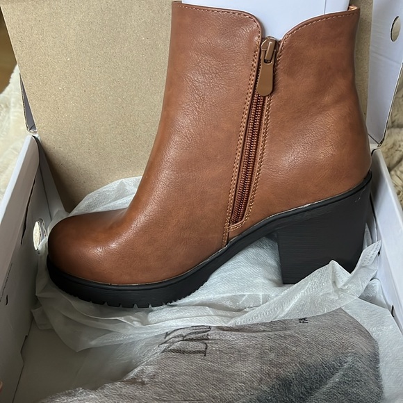 NWT size 7.5 tan boots by Dream Pairs - Picture 2 of 3
